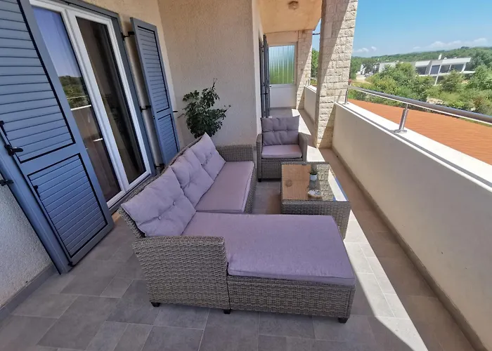 Apartment Kira - Spacious Apartment With Sea View