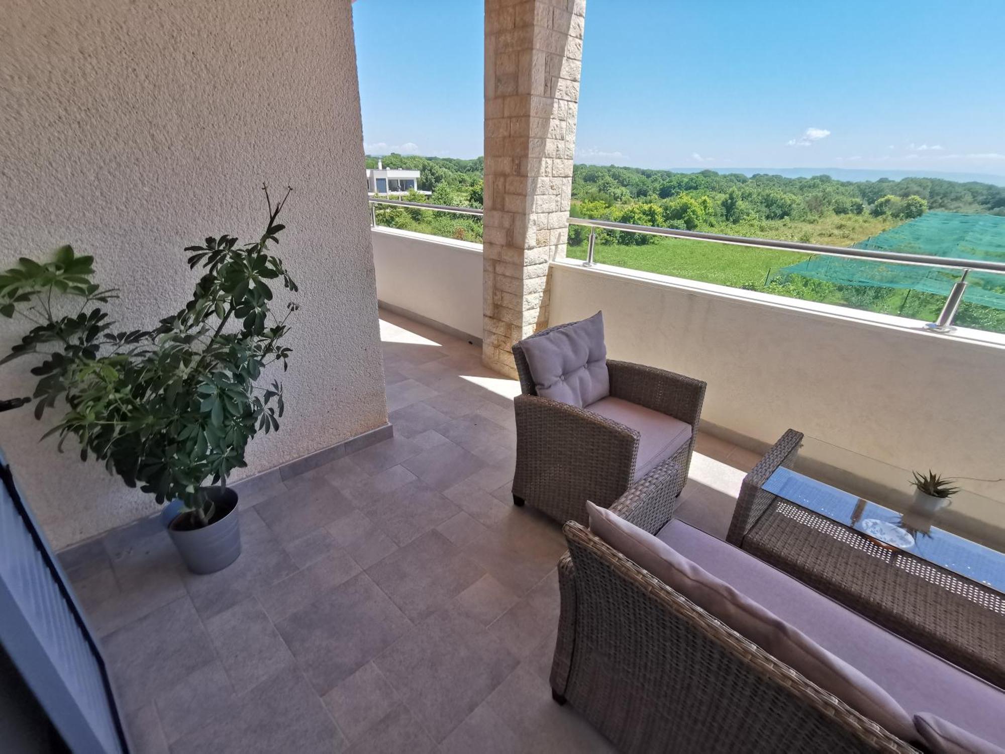 Kira - Spacious With Sea View