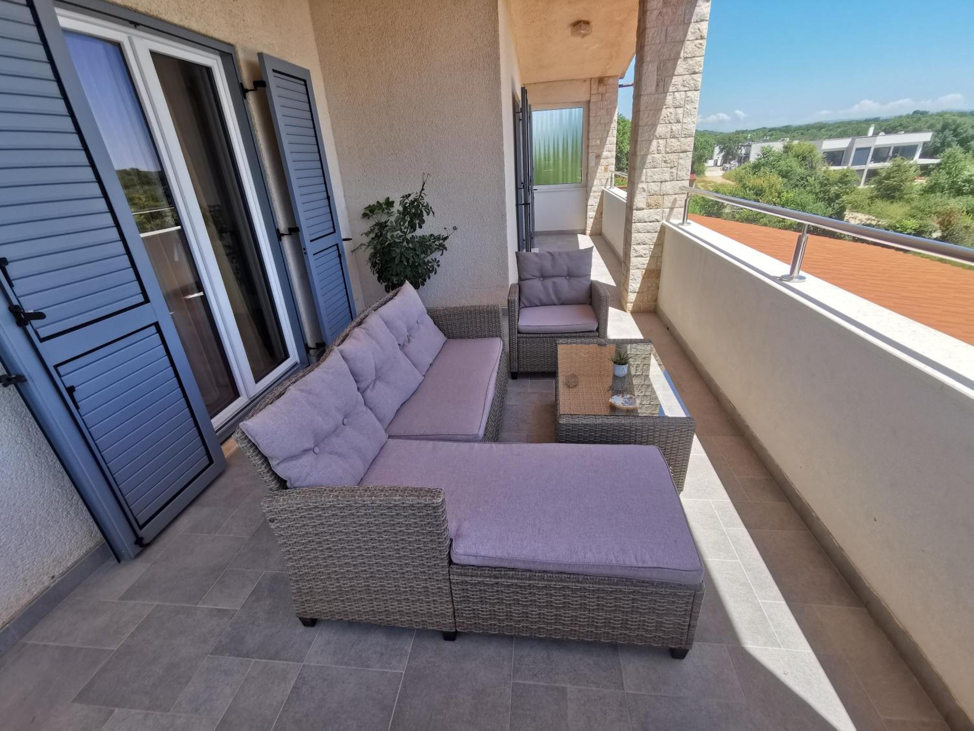 Apartment Kira - Spacious With Sea View