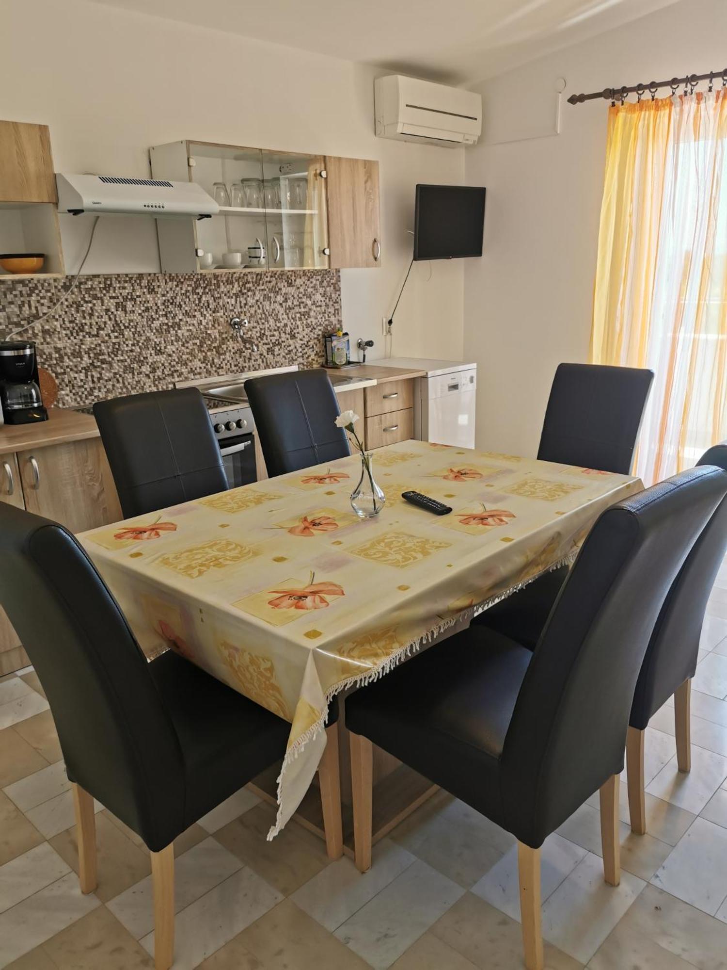 Kira - Spacious With Sea View Liznjan
