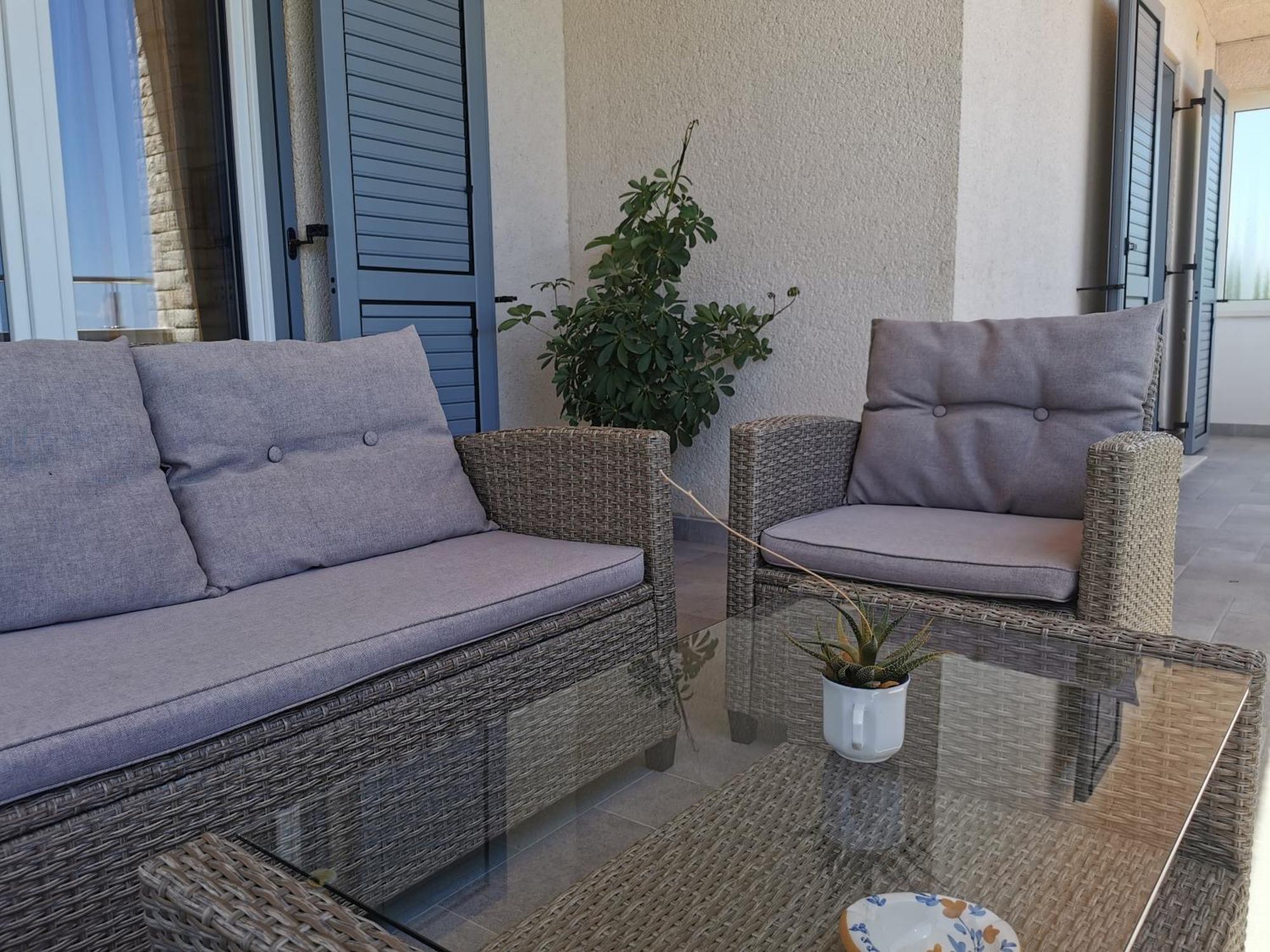 Kira - Spacious With Sea View Apartament