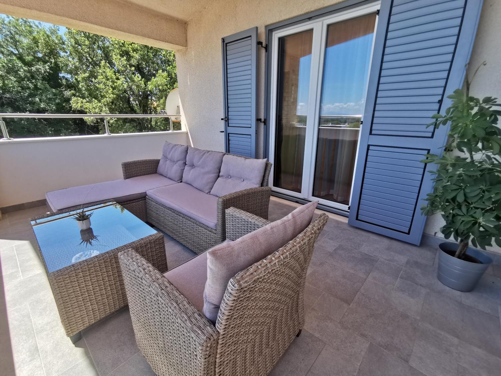 Kira - Spacious With Sea View Apartament *