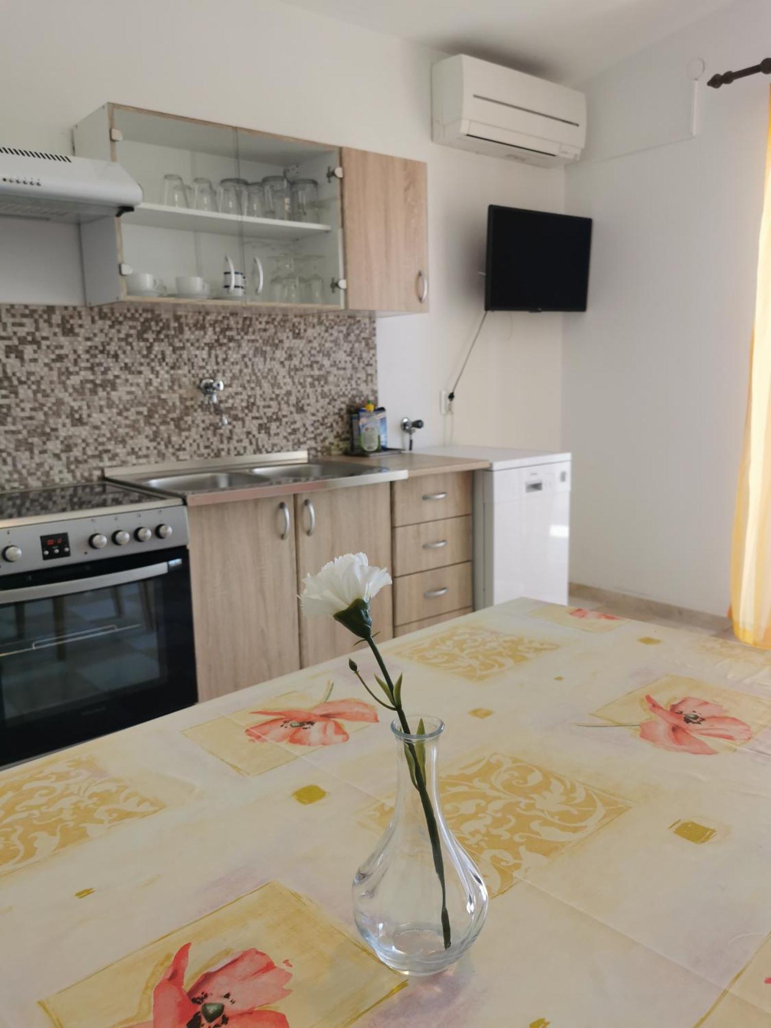 Kira - Spacious With Sea View