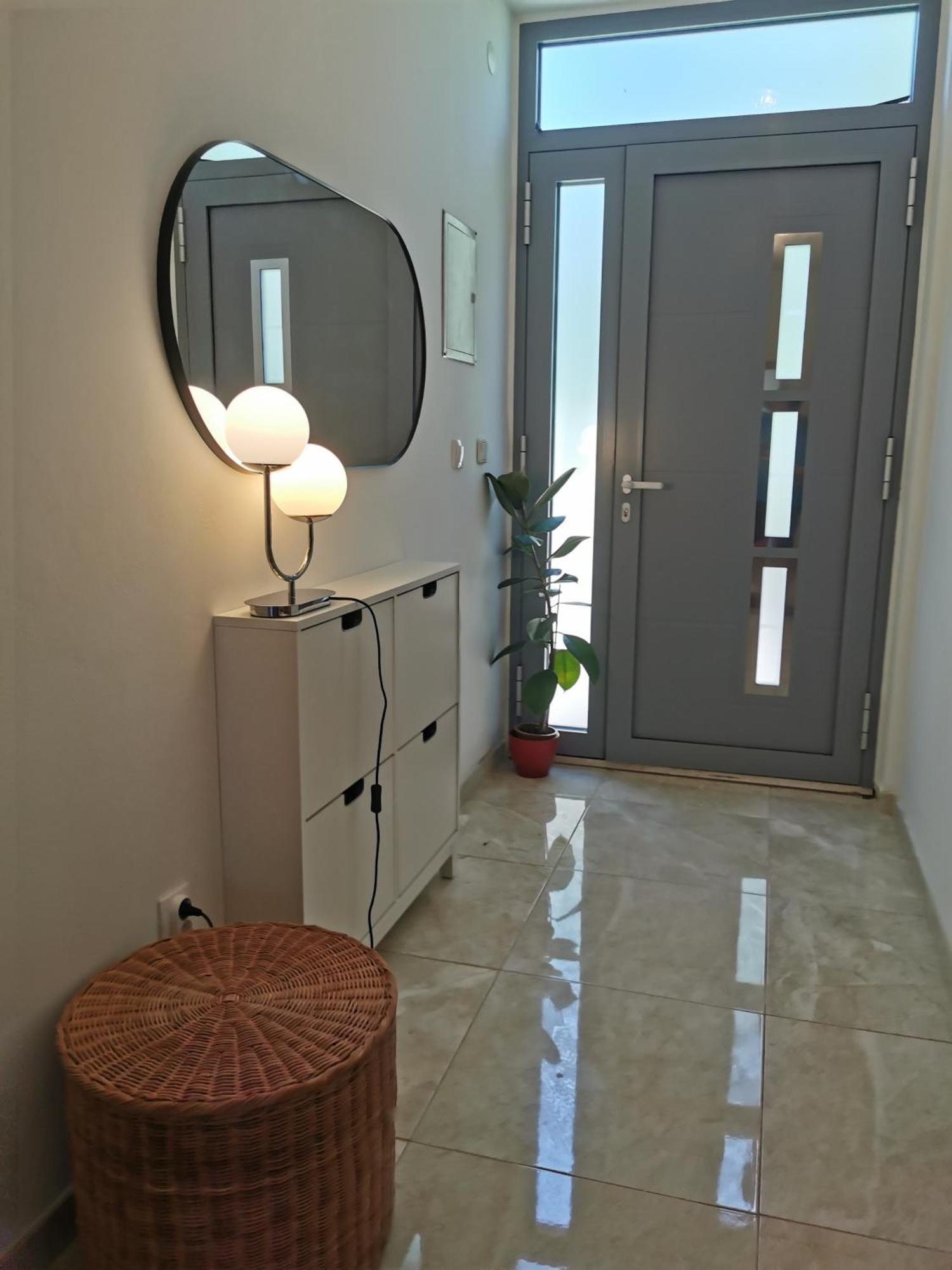 Kira - Spacious With Sea View Apartament Ližnjan